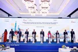General Secretary of the Communist Party of Vietnam Central Committee and President To Lam and officials at the ceremony marking 35 years of air and tourism connectivity between Vietnam and Australia on August 10. (Photo: VNA)