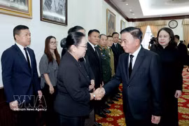 Politburo member and Standing member of the Communist Party of Vietnam (CPV) Central Committee’s Secretariat Tran Cam Tu (second, right) offers condolences to Lao Ambassador to Vietnam Khamphao Ernthavanh on August 10. (Photo: VNA)