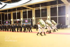 Ambassador Nguyen Minh Tam leads the delegation from the Vietnamese Embassy, and other Vietnamese representative agencies, as well as the Vietnamese community in Laos, to pay their respects to President of the Lao National Assembly Xaysomphone Phomvihane (Photo: VNA)