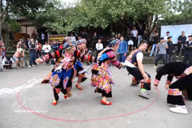 The Lo Lo Chai people in Tuyen Quang province immerse themselves in a traditional dance, attracting a large number of visitors to enjoy and experience the performance. (Photo: VNA)