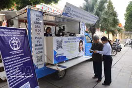 The “mobile public service” model reflects a practical service-oriented administrative approach that places people at the centre of administrative reform and digital transformation in Hanoi. (Photo: VNA) 