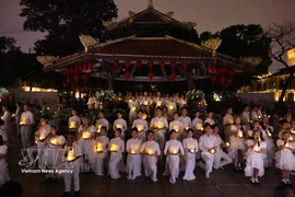 A standout moment of the “Hanoi binh yen” (Peaceful Hanoi) live concert on March 28 comes in the finale, when the entire venue goes dark in unison in support of Earth Hour. (Photo: VNA) 