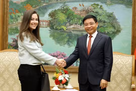 Deputy Prime Minister Nguyen Van Thang (R) receives Amazon Web Services Vice President Quint Simon in Hanoi on May 8. (Photo: VNA)