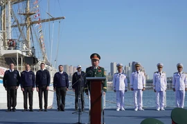 Vietnamese Deputy Minister of National Defence Senior Lieutenant General Hoang Xuan Chien speaks at a ceremony to hand over the research vessel Professor Gagarinsky to the Joint Vietnam-Russia Tropical Science and Technology Research Centre. (Photo: qdnd.vn)