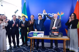 Prime Minister Pham Minh Chinh and Brazilian President Lula da Silva at a signing ceremony of the two-way trade export agreement between Vietnam and Brazil. (Photo: VNA)