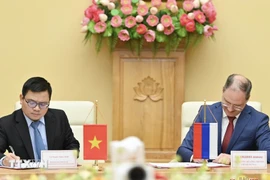 The signing ceremony of an MoU between the Vietnamese Ministry of Industry and Trade and Russia on scientific research, technology development, and innovation cooperation in the industrial sector. (Photo: VNA)