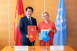 Deputy Minister Le Anh Tuan and UNCITRAL Secretary Anna Joubin-Bret sign a Memorandum of Understanding (MoU) on cooperation between the Vietnamese Ministry of Foreign Affairs and UNCITRAL for the 2025–2031. (Photo: VNA)