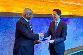 Ambassador Do Hung Viet, head of the Vietnamese Permanent Mission to the UN, hands over the Vietnamese translation of the “Pact for the Future” to President of the 79th session of the UN General Assembly Philemon Yang. (Photo: VNA)