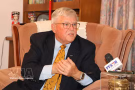 Professor Carl Thayer from the Australian Defence Force Academy at the University of New South Wales speaks to the Vietnam News Agency (VNA)'s resident correspondent in Sydney. (Photo: VNA)