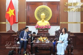 Nguyen Thi Ngoc Diep (R), Vice Chairwoman of the Can Tho People’s Committee, receives Etienne Ranaivoson, Consul General of France in Ho Chi Minh City. (Photo: VNA)