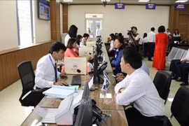Civil servants and citizens at the Ninh Binh provincial Public Administrative Service Centre. (Photo: VNA)