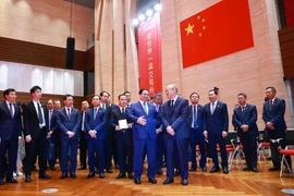 Prime Minister Pham Minh Chinh and the Vietnamese delegation visit the Shanghai Stock Exchange (SSE) and the Shanghai International Financial Centre (IFC) on June 26. (Photo: VNA)