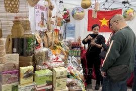 Visitors learn about Vietnamese products at the pavillion of the Vietnam Trade Office in Hong Kong (China) (Photo: VNA)