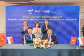 Mr. Huynh Van Phap – Vice Chairman of Bien Hoa Consumer (Commercial Center), and Mr. Thng Tien Tat – Executive Director of UOBVM, signed the strategic agreements, witnessed by Mr. Pang Te Chang – Consul General of Singapore (standing on the left), Mrs. Dang Huynh Uc My – Chairlady of AgriS (standing in the center), and Mr. Seah Kian Wee – CEO of UOBVM (standing on the right) (Photo: Bien Hoa Consumer)