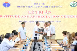 Assoc. Prof. Dr. Duong Duc Hung, Director of Viet Duc University Hospital, presents a token of appreciation in recognition of the noble gesture of the organ donor’s family. (Photo: baochinhphu.vn)