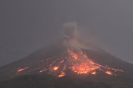 Mount Merapi emits 17 lava flows with a maximum reach of 1,800 meters on January 4, 2025. (Photo: jakartaglobe.id)
