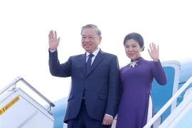 Party General Secretary To Lam and his spouse Ngo Phuong Ly leave Busan for Hanoi on August 13, concluding their four-day state visit to the Republic of Korea (Photo: VNA)