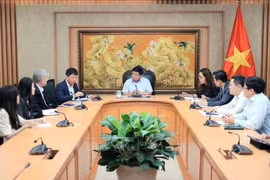 Deputy Prime Minister Nguyen Chi Dung (C) hosts a reception in Hanoi on August 5 for PPI Chief Executive Officer Lindsay Mark Lewis and its working delegation. (Photo: VNA)