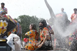 People take part in Songkran festival in Thailand. (Photo: Xinhua/VNA)
