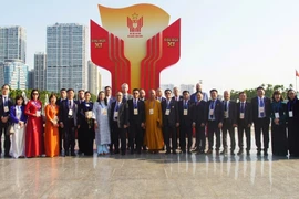 Overseas Vietnamese attending the 11th National Patriotic Emulation Congress pose for a commemorative photo. (Photo: VNA)