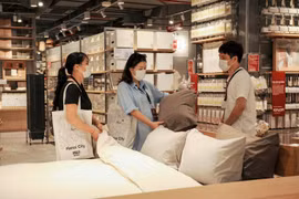 For the first seven months, the total revenue at current prices was estimated at 3.99 quadrillion VND, up 9.3% year-on-year. (Photo: VNA)