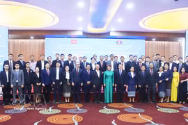 Delegates of Laos and Vietnam at the ceremony launching two specialised training courses for Lao journalists in Vientiane on June 22. (Photo: VNA)