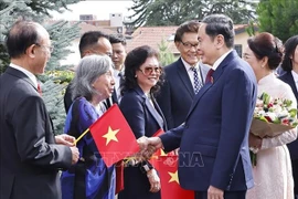 National Assembly (NA) Chairman Tran Thanh Man and his spouse Nguyen Thi Thanh Nga meet with staff from Vietnamese representative offices in Switzerland on July 27 in Geneva. (Photo: VNA)