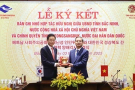 Chairman of the Bac Ninh People’s Committee Pham Hoang Son (R) presents a symbol of bronze drum to Governor Lee Cheol-woo of Gyeongsangbuk-do (Photo: VNA)