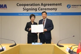 VNA General Director Vu Viet Trang (L) and President and CEO of Yonhap Hwang Dae-il (Photo: VNA)