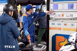 People buy petrol at Petrolimex petrol gas station in Hanoi (Photo: VNA)
