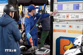 People buy petrol at Petrolimex petrol gas station in Hanoi (Photo: VNA)