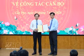 Head of the Party Central Committee's Organisation Commission Nguyen Duy Ngoc presents the Politburo's decision to Do Thanh Binh (left) (Photo: VNA)