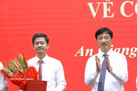 Head of the Party Central Committee's Organisation Commission Nguyen Duy Ngoc hands over the decision to Le Quang Tung (left) (Photo: VNA)