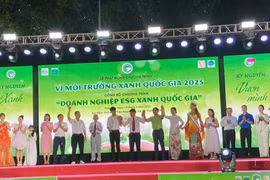 Delegates press the button to launch the 'For a Green National Environment" Programme 2025. (Photo: VNA)