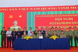 Representatives of police forces from seven southern provinces and cities sign a coordination agreement at the conference. (Photo: VNA)