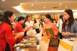 Tourism products and services of Ninh Binh businesses are introduced to partners. (Photo: VNA)