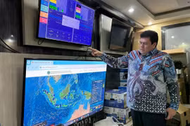 Director of Air Quality Protection and Management, Edward Nixon Pakpahan, showcases the air quality monitoring system of Indonesia's Ministry of Environment in Jakarta on June 11. (Photo: Antara)