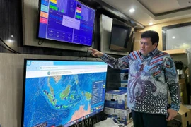 Director of Air Quality Protection and Management, Edward Nixon Pakpahan, showcases the air quality monitoring system of Indonesia's Ministry of Environment in Jakarta on June 11. (Photo: Antara)