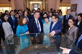 Prime Minister Pham Minh Chinh (second from right) and Japanese Prime Minister Ishiba Shigeru (C) and their spouses visit the Vietnam National Museum of History. (Photo: VNA)