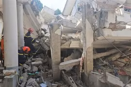 Vietnamese rescueers search for victims in Zabuthari town of Naypyidaw capital city. (Photo: VNA) 