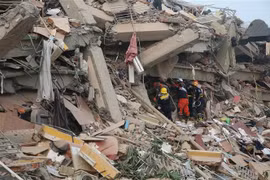 Rescuers on March 30 search for missing people after the earthquake in Mandalay, Myanmar. (Photo: Xinhua/VNA) 