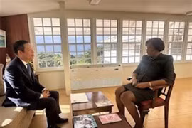 Governor-General of Saint Vincent and the Grenadines Dame Susan Dougan (R) receives Vietnamese Ambassador Vu Trung My. (Photo: Courtesy of the Vietnamese Embassy in Venezuela, and Saint Vincent and the Grenadines)