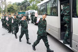 The Vietnam People's Army (VPA) team participating in the earthquake relief efforts in Myanmar get on a bus to Noi Bai International Airport to depart for Myanmar (Photo: VNA)