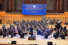 The ballet suite Hong Hoang is performed under the baton of Musician Do Hong Quan. (Photo: VNA)