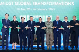 Prime Minister Pham Minh Chinh (C) and delegates pose for a group photo. (Photo: VNA)