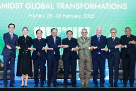 Prime Minister Pham Minh Chinh (C) and delegates pose for a group photo. (Photo: VNA)