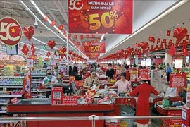 People shop at Go Thang Long supermarket in Hanoi. Photo: VNA)