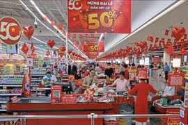 People shop at Go Thang Long supermarket in Hanoi. Photo: VNA)