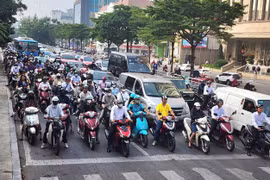 Under the Prime Minister's Directive No. 20/CT-TTg issued on July 12, Hanoi will become the first Vietnamese city to ban fossil fuel-powered motorcycles and mopeds from the city's inner Ring Road 1, starting July 1, 2026. (Photo: VNA)