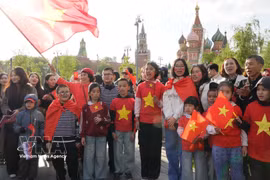 Vietnamese expatriates in Russia gather on Red Square on May 3, 2025 to welcome the Vietnam People’s Army delegation, which is in Russia join the military parade marking the 80th anniversary of the Victory in the Great Patriotic War. (Photo: VNA)